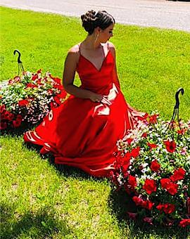 Colour-coordinated wedding preferences and custom planters and hanging baskets by Mountainview Nurseries and Garden Centre, Midland